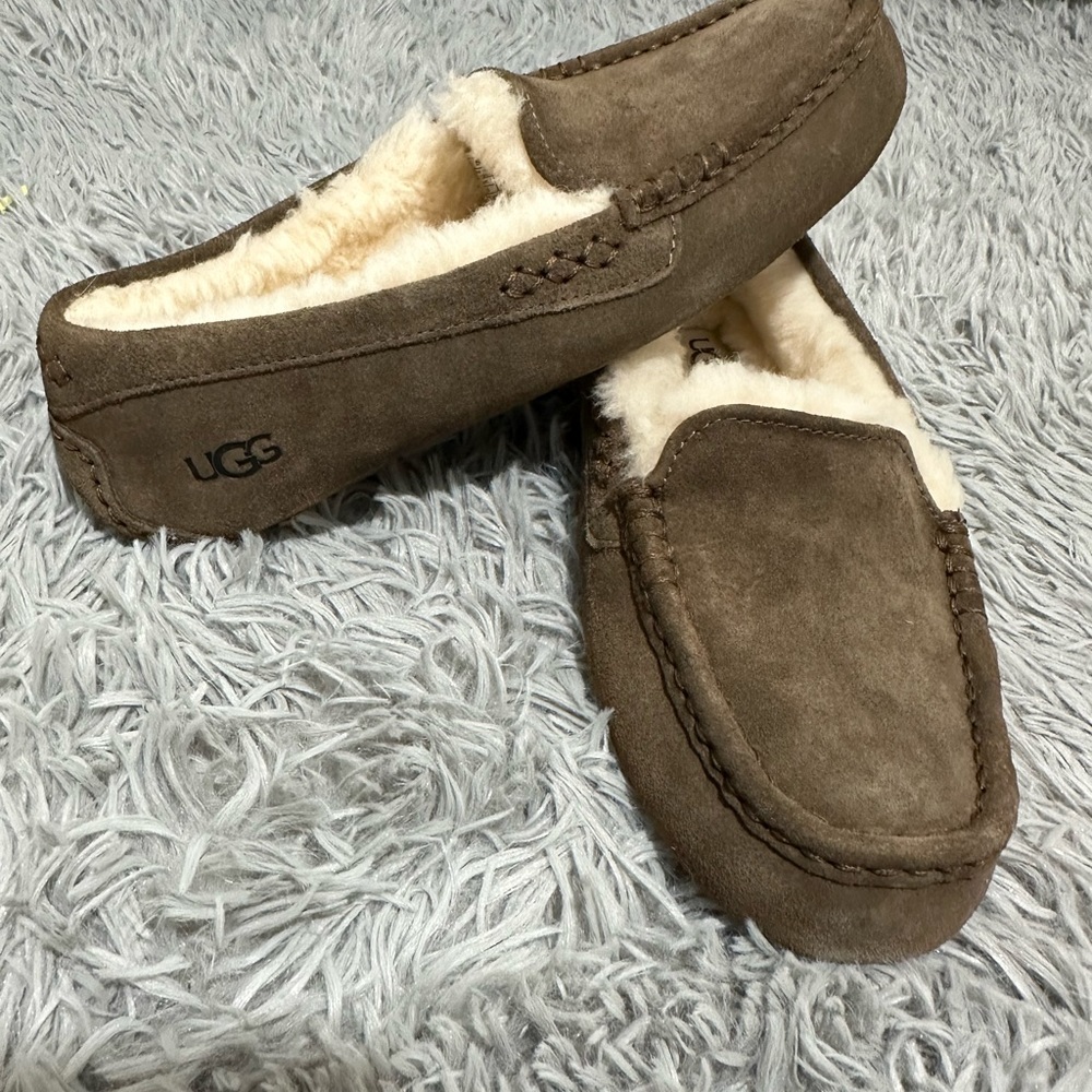 NWOB UGG Men's Ascot Chestnut Brown Suede Shearling Moccasin Slippers
